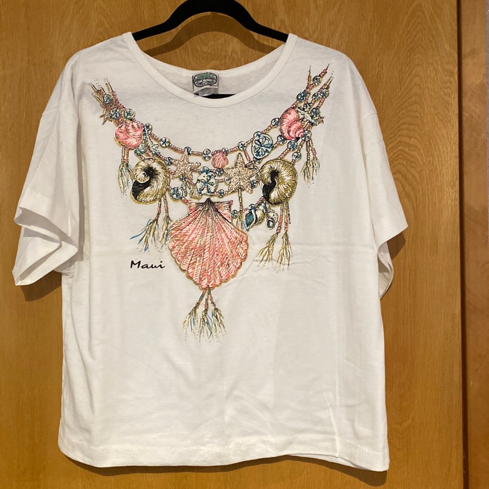 Women’s Maui t-shirt, says one size but seems like a large